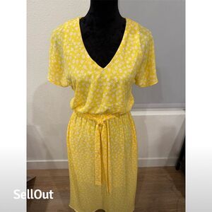 🔖🔖CLEARANCE 🔖🔖Sienna Sky Yellow Floral V-Neck midi Length Dress Size M Casual